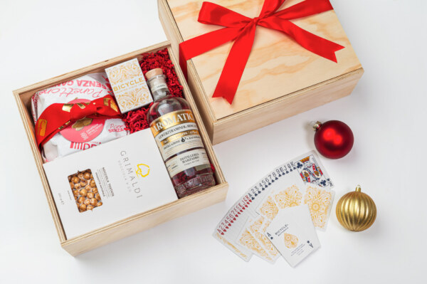 gift box natalizia con carte da poker