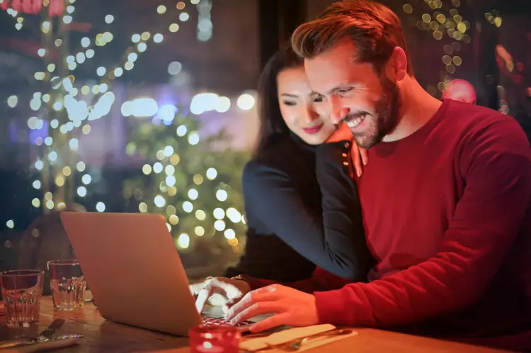 Due clienti che comprano online, il Customer Life Value include i loro acquisti online e offline, passati e futuri | QuBox