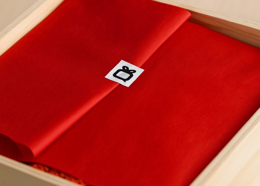 carta velina rossa in gift box legno