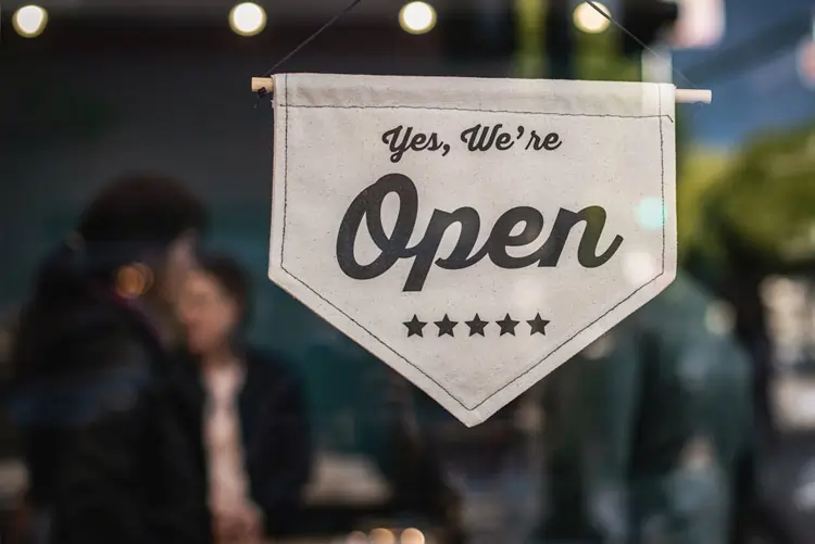 Cartello che segnala l'apertura del negozio | QuBox