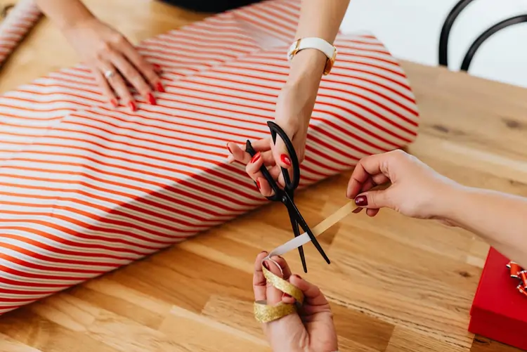 Fase di impacchettamento di un regalo aziendale | QuBox