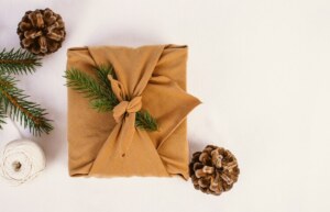 Gift box natalizia sostenibile per aziende, realizzata con packaging ecologico