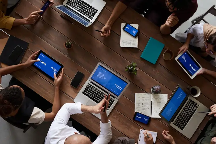 Team al lavoro in azienda | QuBox