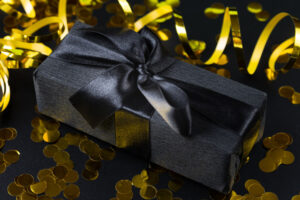 regalo con dettagli in oro