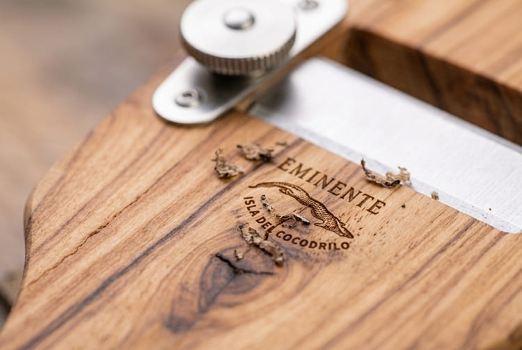 logo inciso su legno